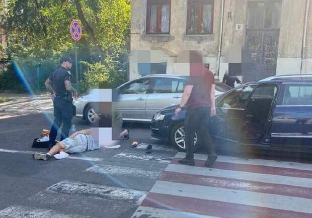На переході у Львові автомобіль збив чоловіка. 
