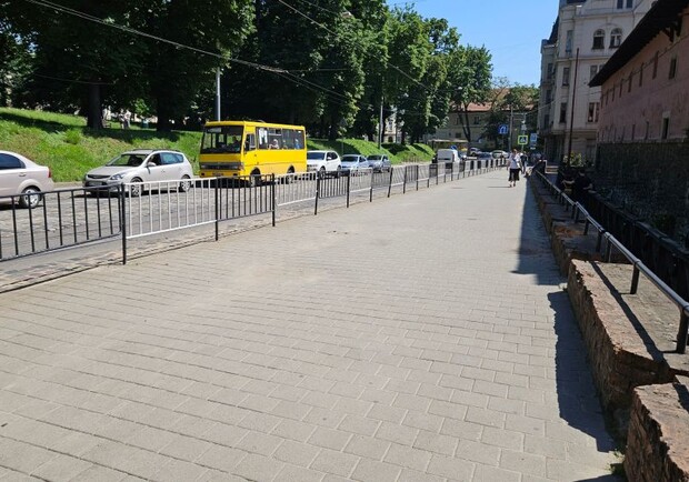 У Львові демонтують вуличне огородження. 