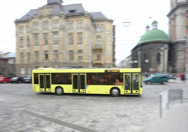 Два львівські автобуси тимчасово змінили маршрути. 