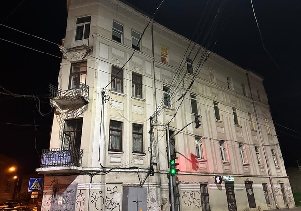 У центрі Львова вночі впав балкон з чоловіком – фото 
