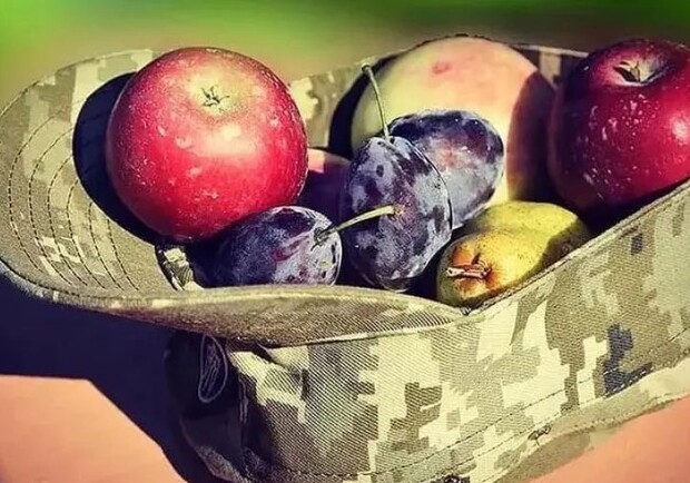 Львів'ян запрошують допомогти зібрати фруктовий кошик для захисників. 