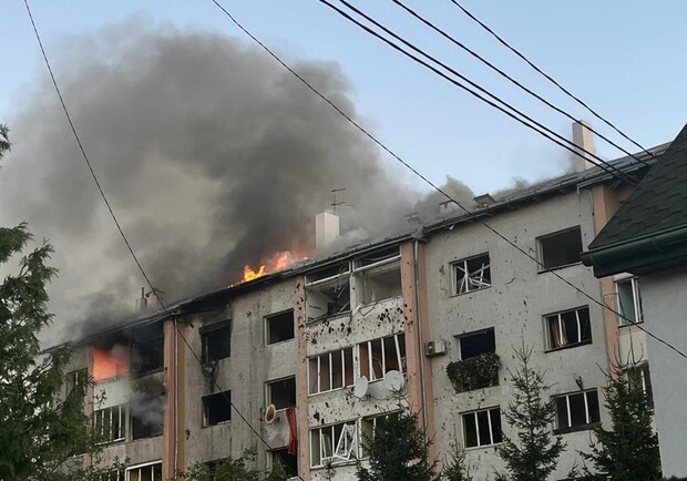 Російська ракета влучила у житловий будинок у Львові, виникла пожежа. 