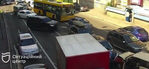 У центрі Дніпра величезні затори через ДТП на з’їзді з Нового моста