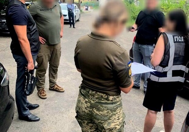 Львівську 33-річну офіцерку військкомату затримали на хабарі 1000 доларів від чоловіка 