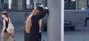 У центрі Дніпра дівчина по 8 годин на день 