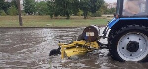 Затопило вулиці та попливли дорожні блоки: наслідки зливи у Запоріжжі