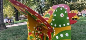 У львівському парку встановили великі дерев'яні яворівські забавки 