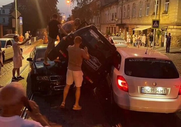 У Львові водій припаркував  Land Rover на двох автомобілях, є постраждалі. 