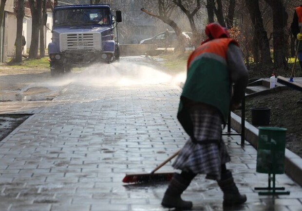 У Львові щодня поливають вулиці. 