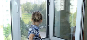 Сперлася на москітну сітку: в Одесі з вікна восьмого поверху випала маленька дівчинка