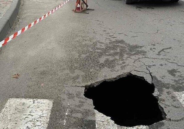 Під пішохідним переходом у центрі Золочева утворилося глибоке провалля. 