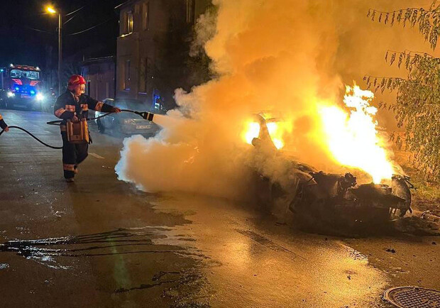 У Львові згорів автомобіль 