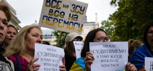 Під будівлею Одеської мерії знову проходить пікет проти недоречних під час війни тендерів