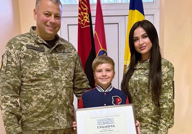 9-річний львівʼянин отримав грамоту від Валерія Залужного. 