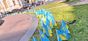 На Катерининській площі в Одесі створили народний меморіал із прапорів України