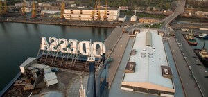 Наслідки нічної атаки Одеси: окупанти потрапили у висотку в порту, постраждала жінка