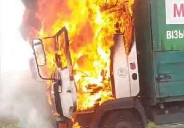На трасі біля Львова спалахнув автомобіль. 