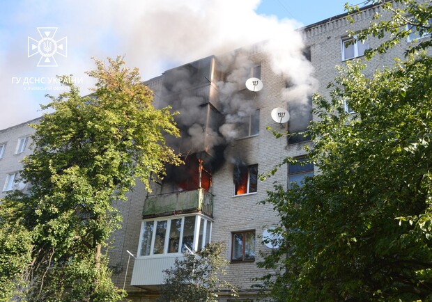 У Львові чоловік вистрибнув із четвертого поверху палаючого будинку і вижив. 