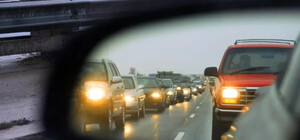 З 1 жовтня потрібно вмикати ближнє світло фар за містом: які штрафи