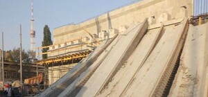 Мер Києва прокоментував обвал Дегтярівського мосту