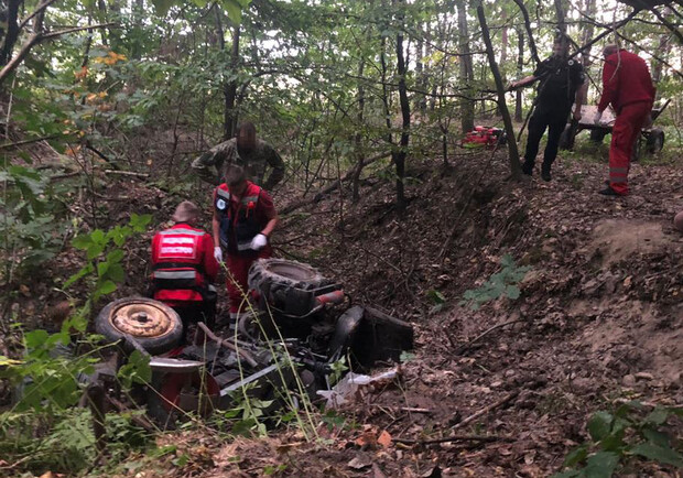 Мешканець Львівщини загинув під саморобним трактором. 