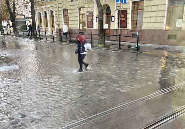 У центрі стався порив водопровідної мережі, частина Львова залишилася без води 