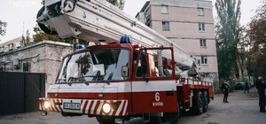 У Києві двоє підлітків застрягли на даху