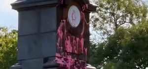 Олександрівську колону в парку Шевченка облили червоною фарбою