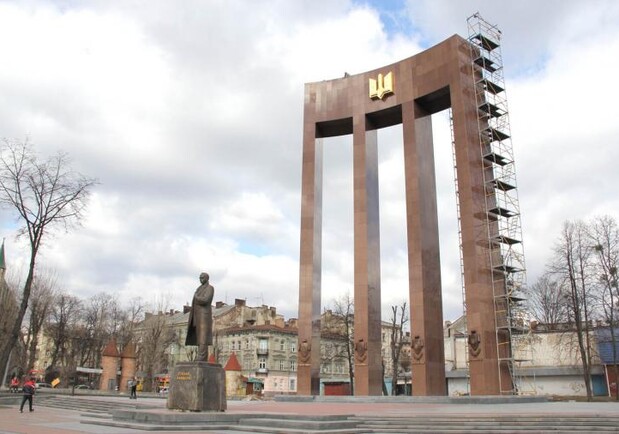 Біля пам'ятника Бандері у Львові перехожі знайшли тіло чоловіка. 