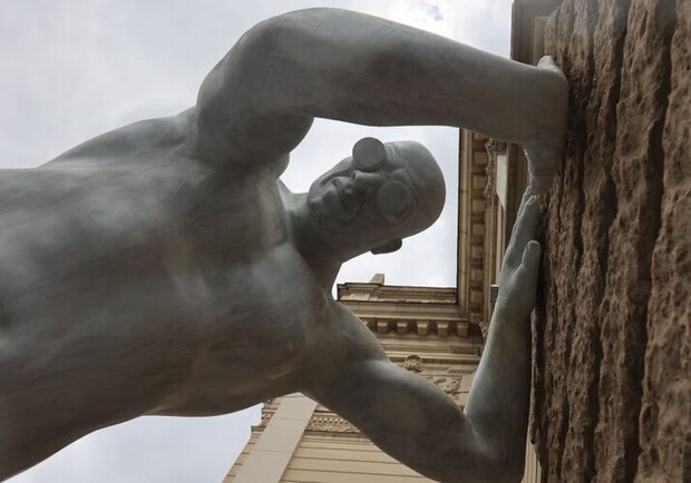 Львівська міська рада назвала дату демонтажу велетенської скульптури біля оперного театру 