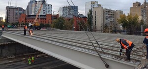 У Києві на Дегтярівському мосту встановили нові балки