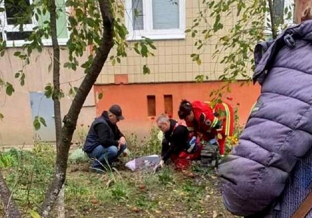 14-річна дівчинка випала з вікна восьмого поверху у Львові. 