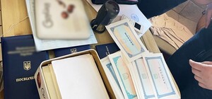 У Києві викрили угрупування, яке підробляло дипломи та документи для виїзду військовозобов’язаних