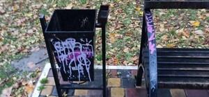 Акт вандалізму у сквері Янгеля в Дніпрі: невідомі розмалювали зону відпочинку (фото)