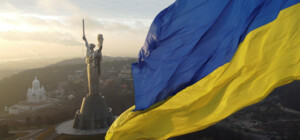 Через погіршення погодних умов головний прапор України знов приспустять 