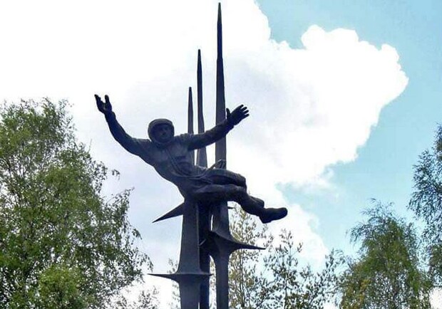 У Львові демонтують пам’ятник космонавтиці. 