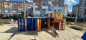 Німецькі волонтери обладнали дитячий майданчик у Харкові