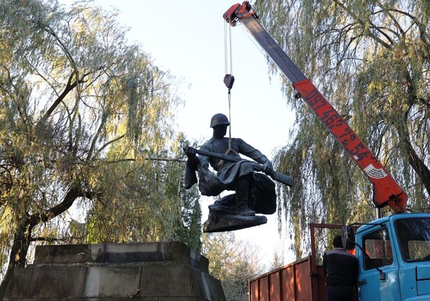 У Львові з Пагорбу слави демонтували три радянські пам’ятники 