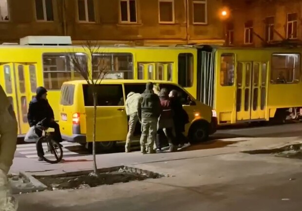 Заштовхали чоловіка у бус і повезли у невідомому напрямку: у львівському ТЦК відреагували на скандальне відео. 