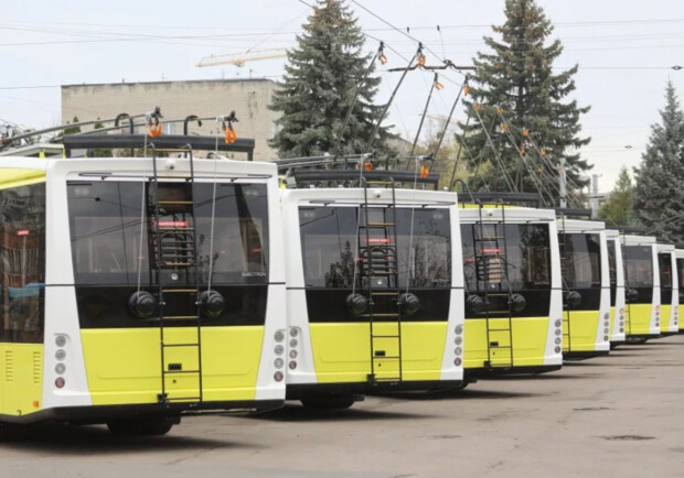 Вантажівка заблокувала рух трьох тролейбусних маршрутів у Львові. 