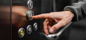 Що робити, якщо ви застрягли у ліфті 