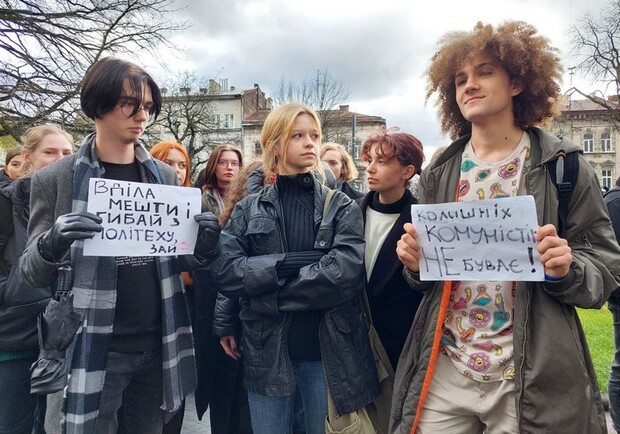 Львівські студенти влаштували акцію протесту з вимогами звільнити викладачку Ірину Фаріон. 