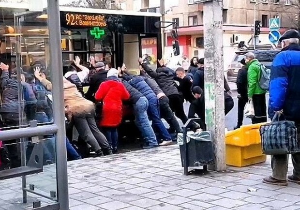 У Львові пасажири і перехожі намагались самотужки витягнути жінку, яка потрапила під автобус. 