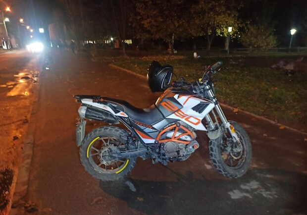 У Бориславі мотоцикліст збив жінку з дітьми, які переходили дорогу на переході. 
