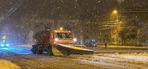 Як у Дніпрі прибирають наслідки першого снігу