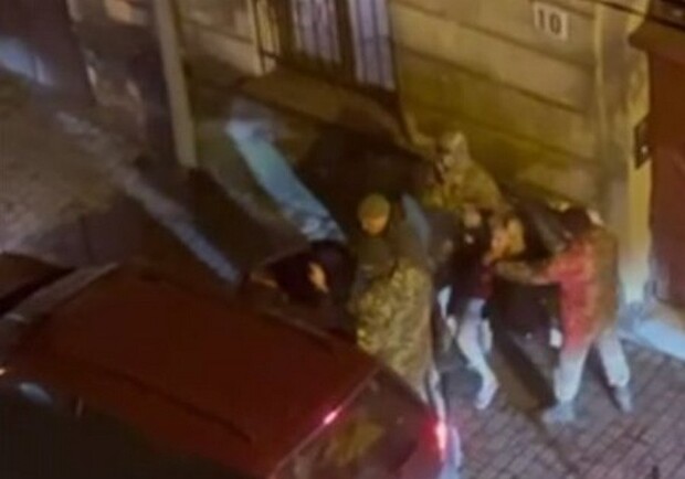 Новий скандал: у Львові чоловіки у військовій формі силоміць заштовхали в автомобіль перехожого – відео. 