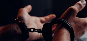 В Одесі чоловік при маленькому сині побив у парку дружину: йому загрожує кримінальна відповідальність