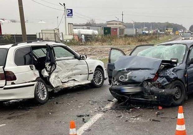 В ДТП біля Львова травмовано троє людей 