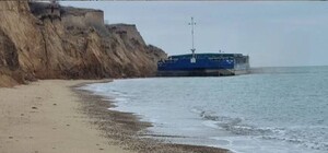 Через шторм до берегів Одеської області прибило зернову баржу