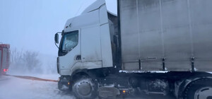 На Одещині через ніжні замети рятувальникам доводиться залучати БТРи: на трасах застрягли люди